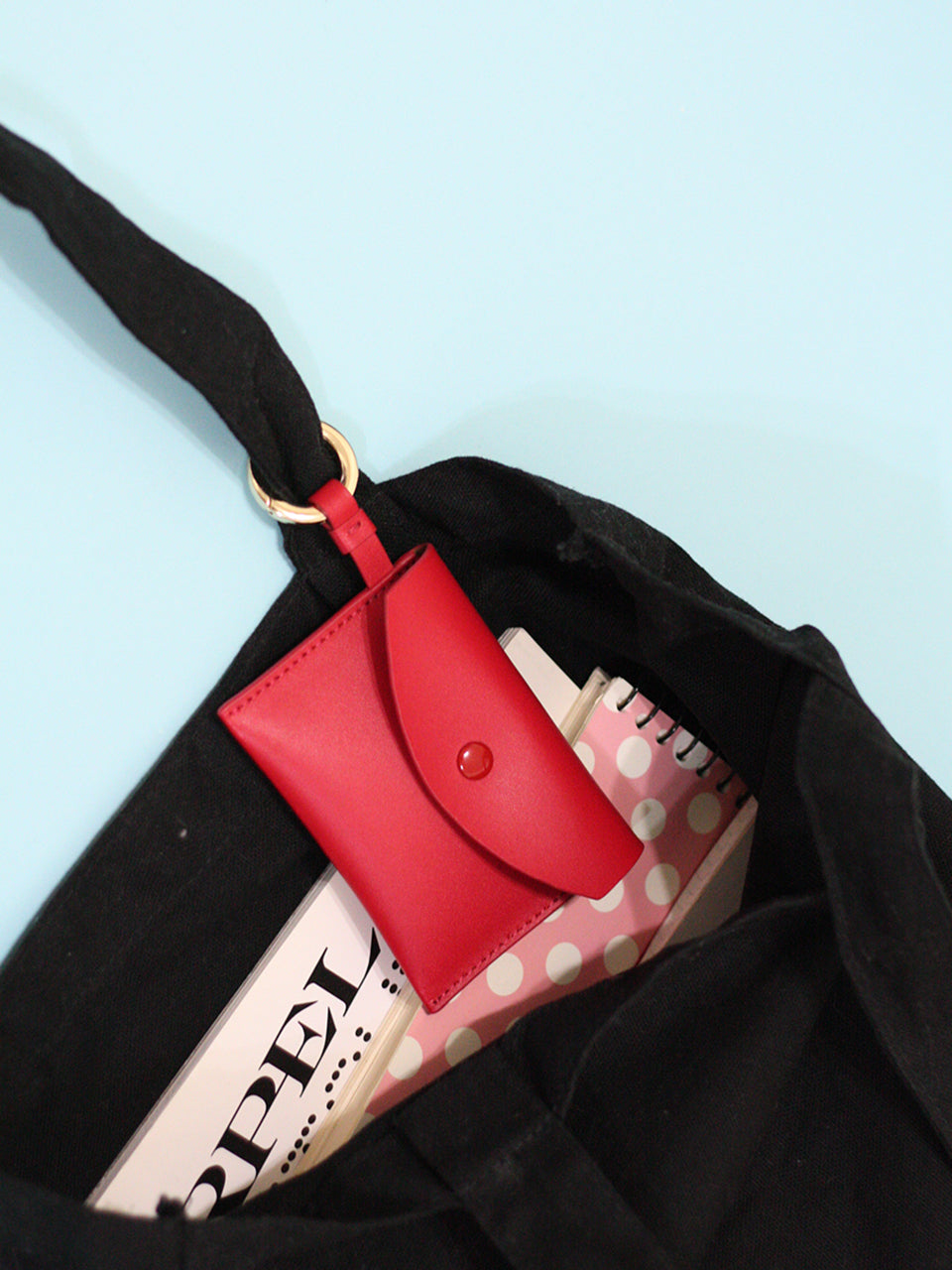 Kafka Card Case – Easily Clips Onto Any Bag as a Practical Accessory for Quick Card Access